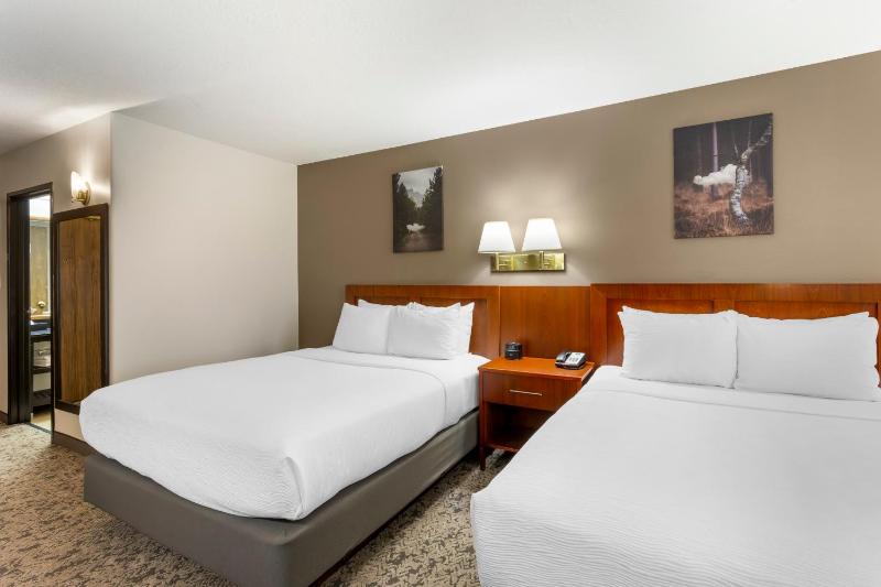 Standard Queen Room with Two Queen Beds image 4
