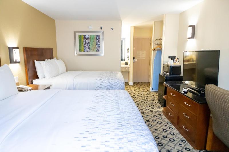 Queen Room with Two Queen Beds - Non-Smoking image 4