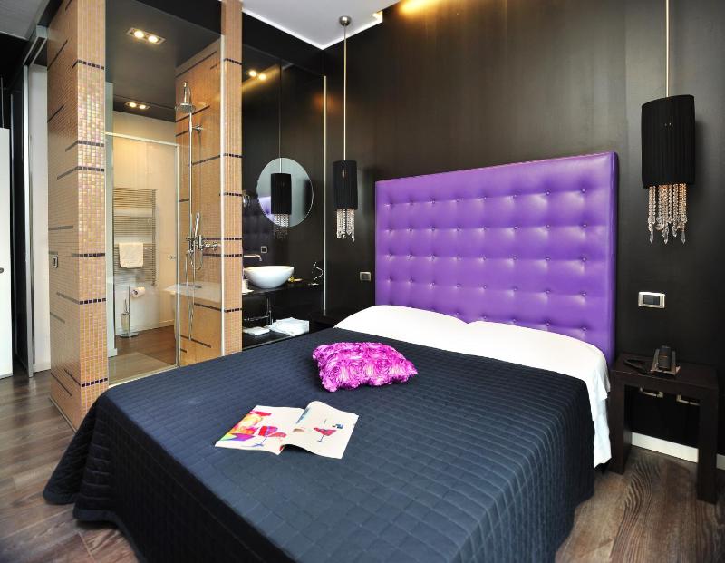Double Room image 3