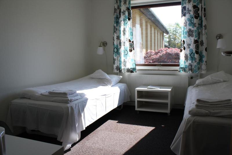 Twin Room image 3