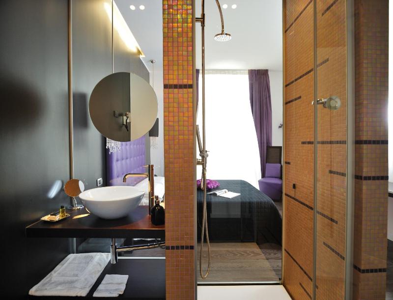 Double Room image 4
