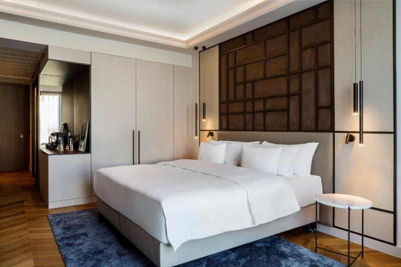 Premium Collection Room image 3
