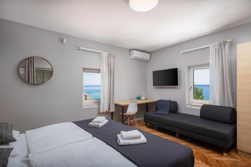 Double Room with Sea View image 2