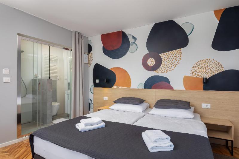 Double Room with Sea View image 4