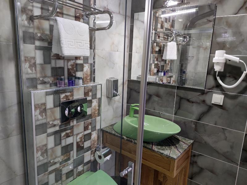Deluxe Double Room with Side Sea View image 3
