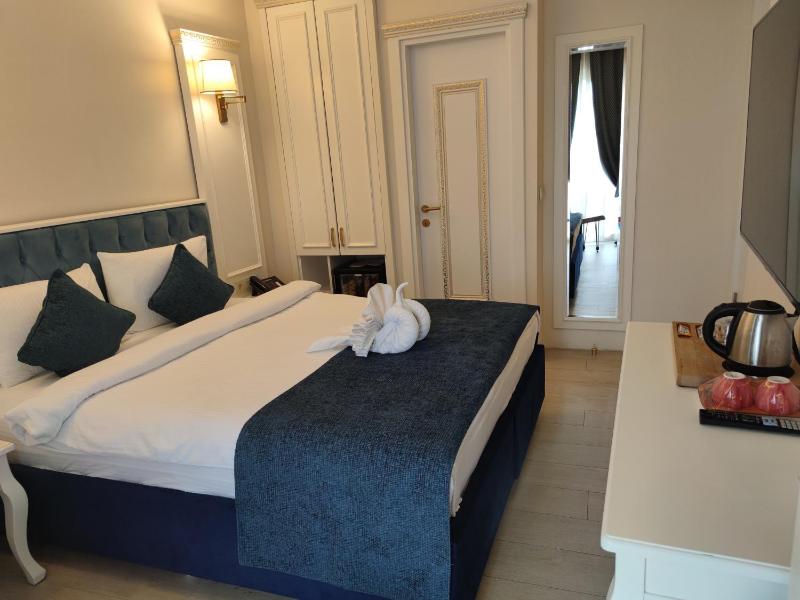 Deluxe Double Room with Sea View image 1