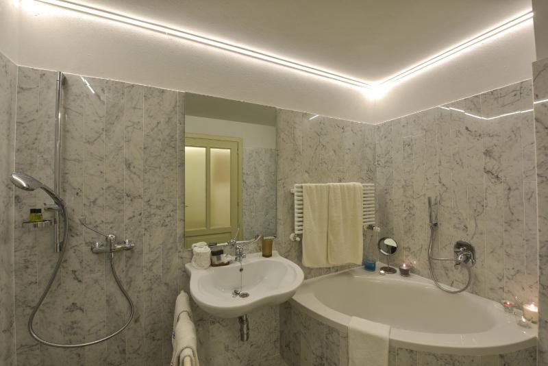 Deluxe Double Room image 4