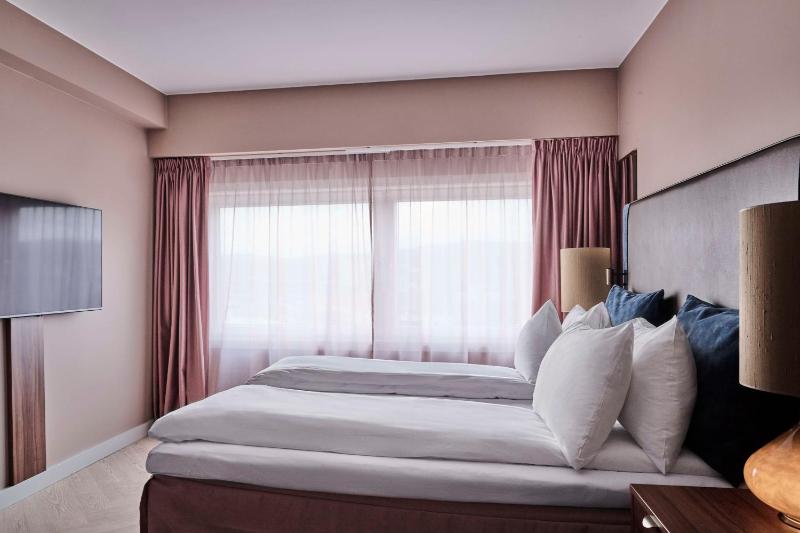 Junior Suite with Harbor View image 4