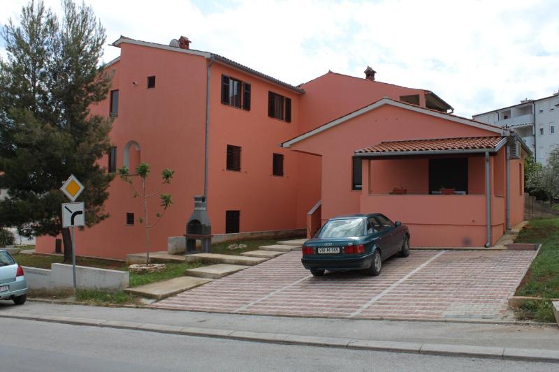 Apartments with parking space Pula - 10429 - image 12