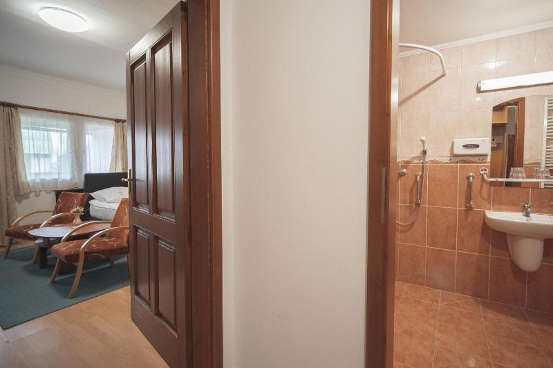 Comfort Twin Room with Extra Bed image 4