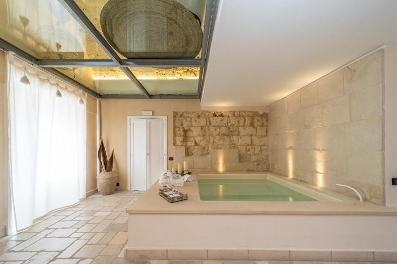 Deluxe Suite with En-suite Pool and Sea View image 3