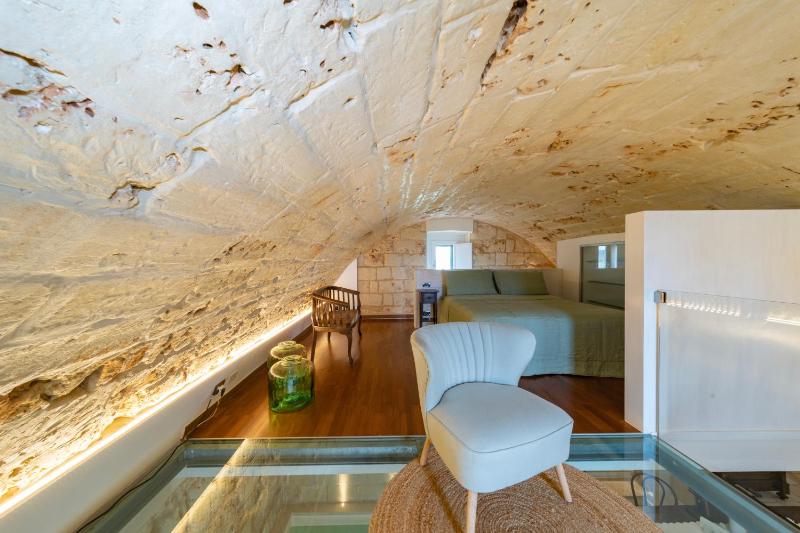 Deluxe Suite with En-suite Pool and Sea View image 2