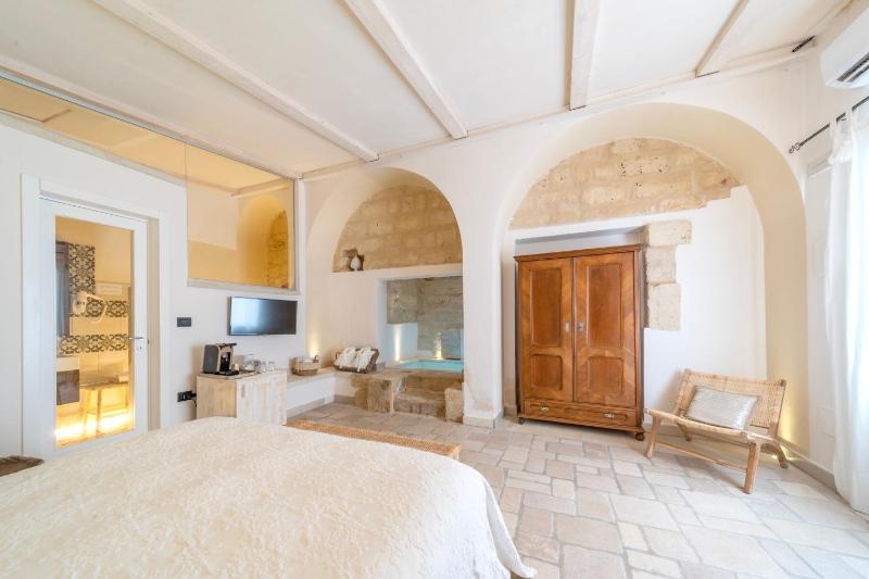 Junior Suite with En-suite Pool and Sea View image 3