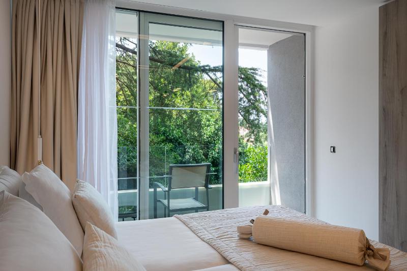 Deluxe Double Room with Balcony image 4