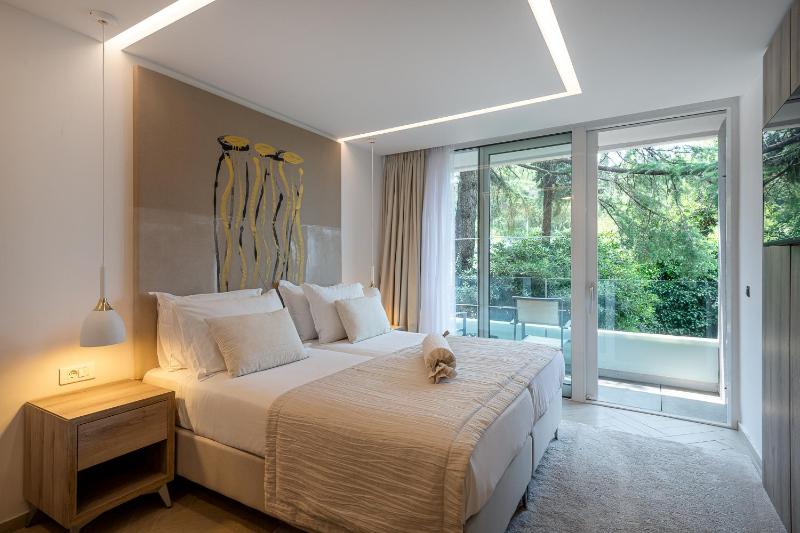 Deluxe Double Room with Balcony image 3