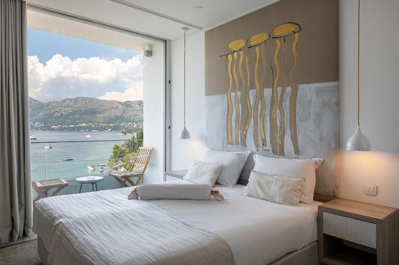 Deluxe Double Room with Balcony and Sea View image 3