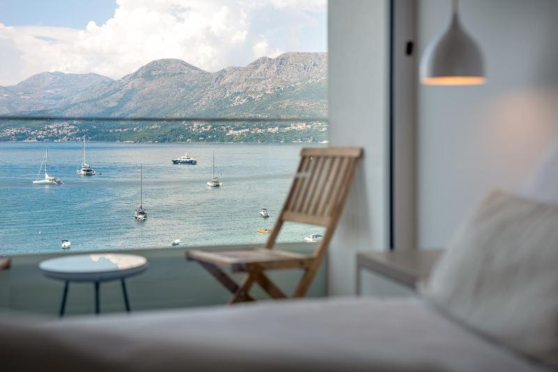 Deluxe Double Room with Balcony and Sea View image 4