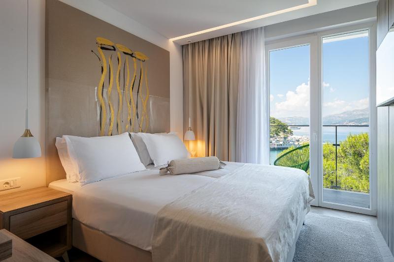 Classic Room with Balcony and Partial Sea View image 1