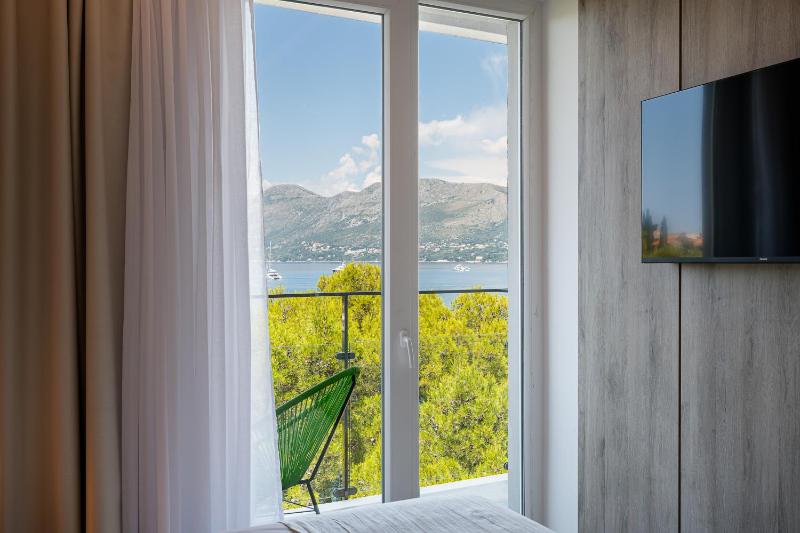 Classic Room with Balcony and Partial Sea View image 3