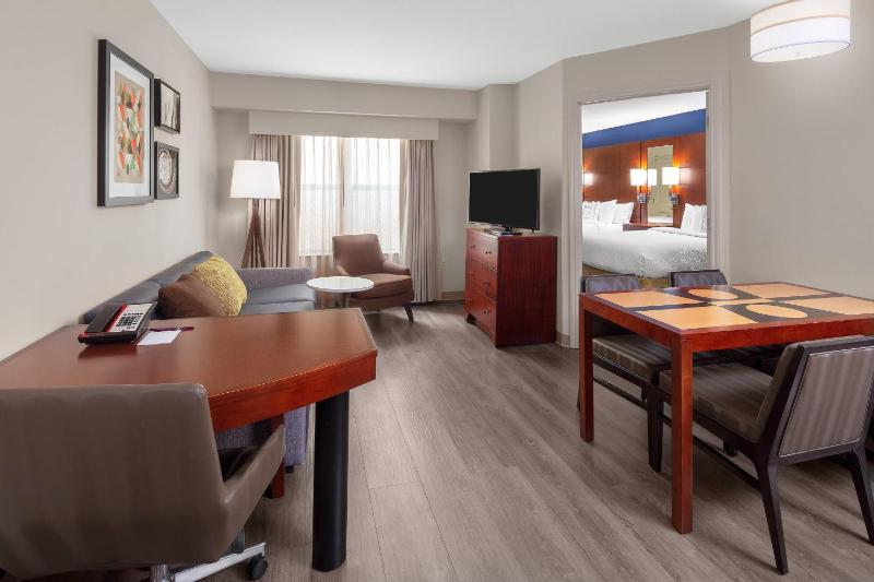 1 Bedroom Suite, 2 Queen, Sofa bed image 3