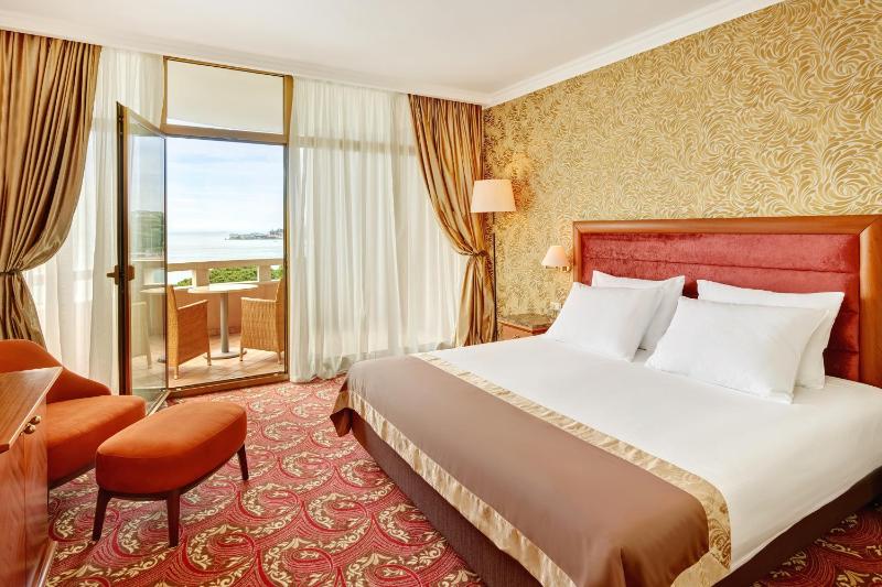 Superior Double or Twin Room with Balcony and Sea View image 1