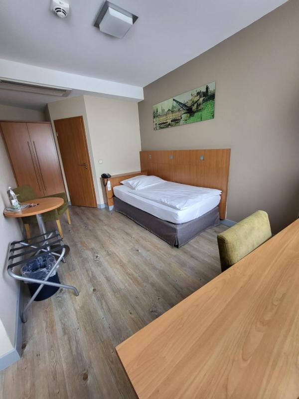 Single Room image 4