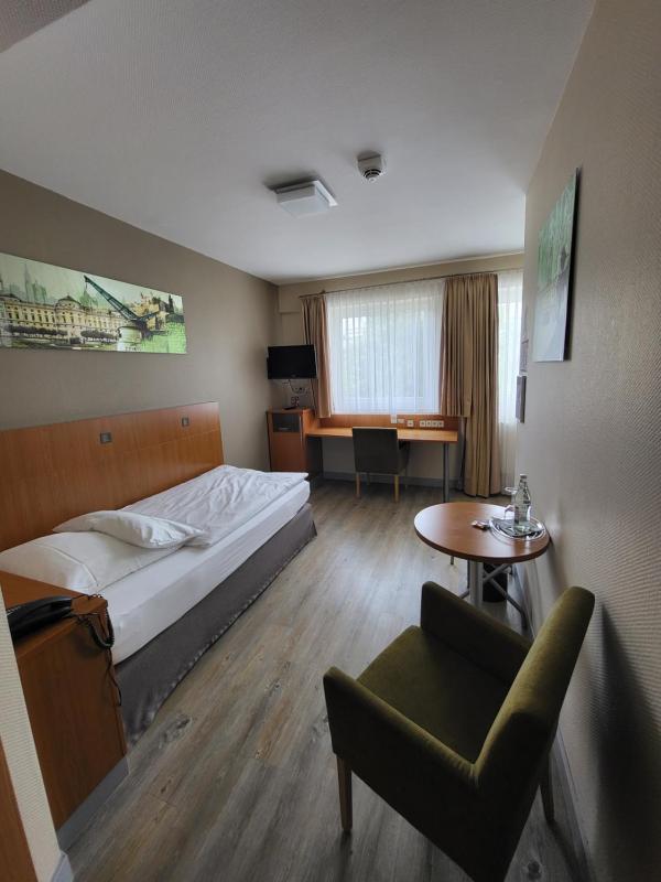 Single Room image 3