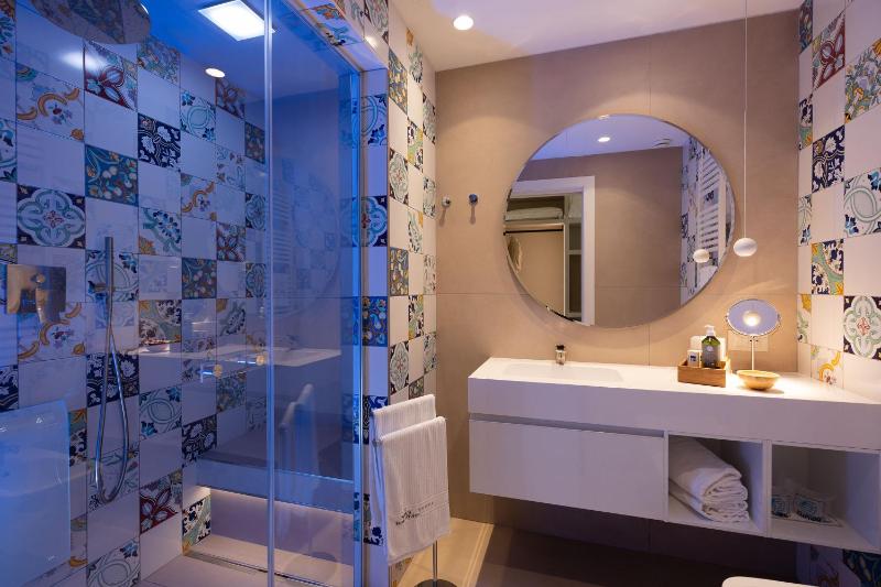Suite with Hot Tub image 4
