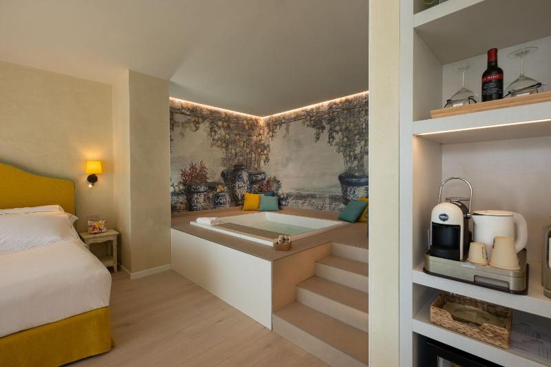 Suite with Hot Tub image 3
