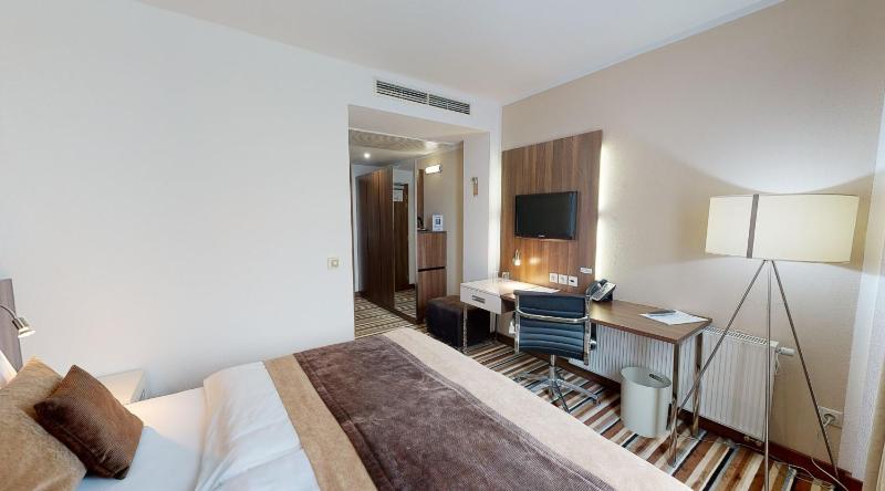 Deluxe Double Room with Balcony image 3