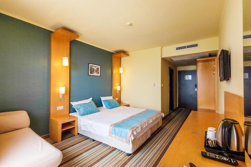 Double or Twin Room with Balcony image 4