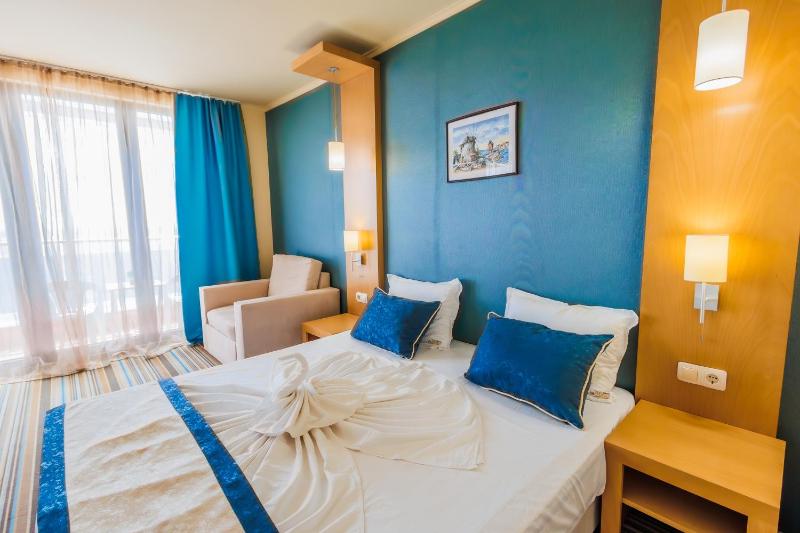 Double or Twin Room with Balcony (2 Adults + 1 Child) image 1