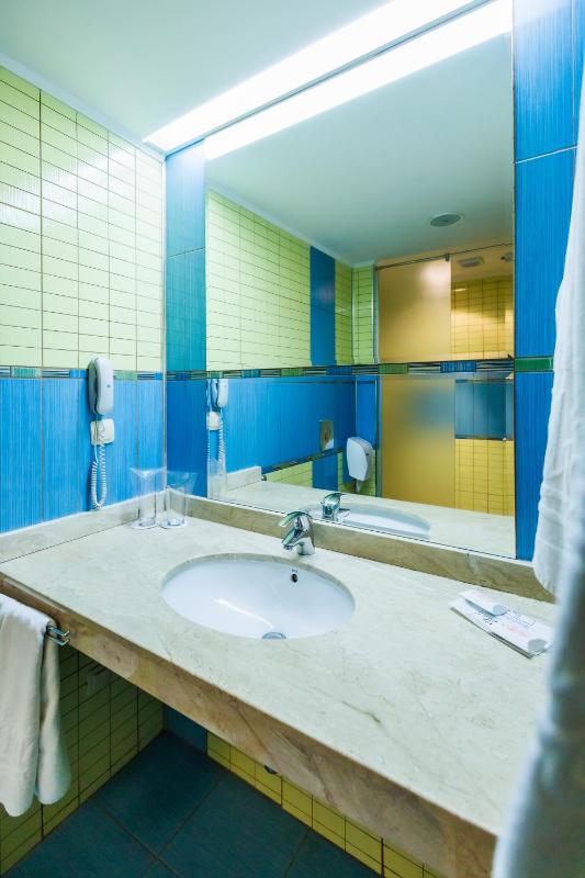 Double or Twin Room with Balcony (2 Adults + 1 Child) image 4