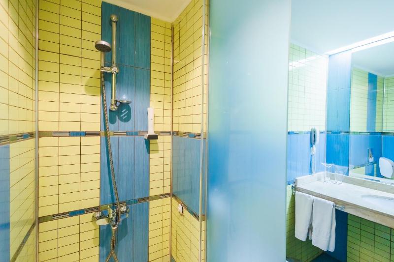 Double or Twin Room with Balcony (2 Adults + 1 Child) image 3