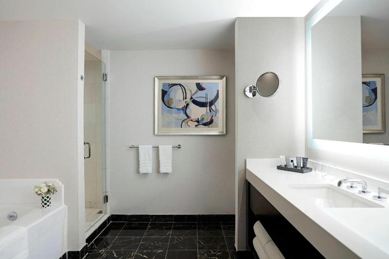 Manhattan View One Bedroom Suite image 4