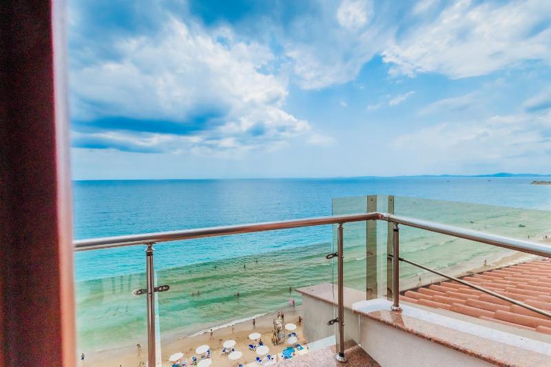 One-Bedroom Apartment with Balcony and Sea View image 2