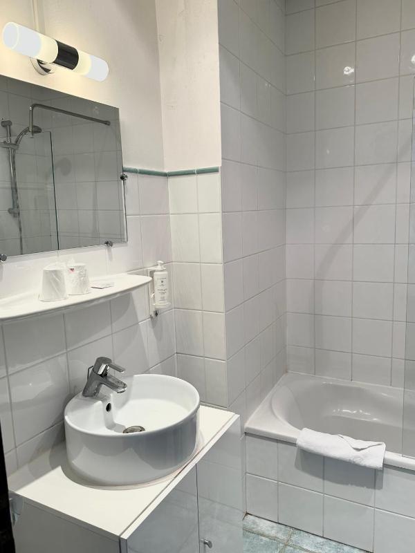 Twin Room image 3