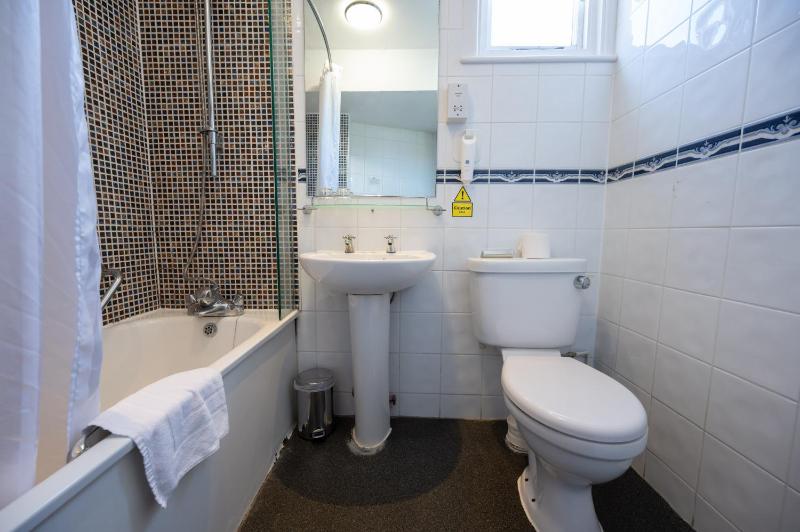 Twin Room image 2