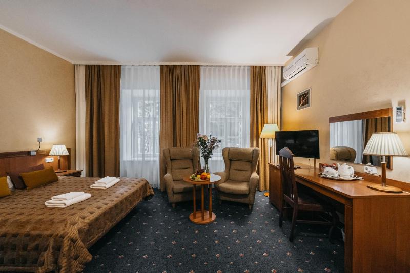 Luxury Double or Twin Room image 3