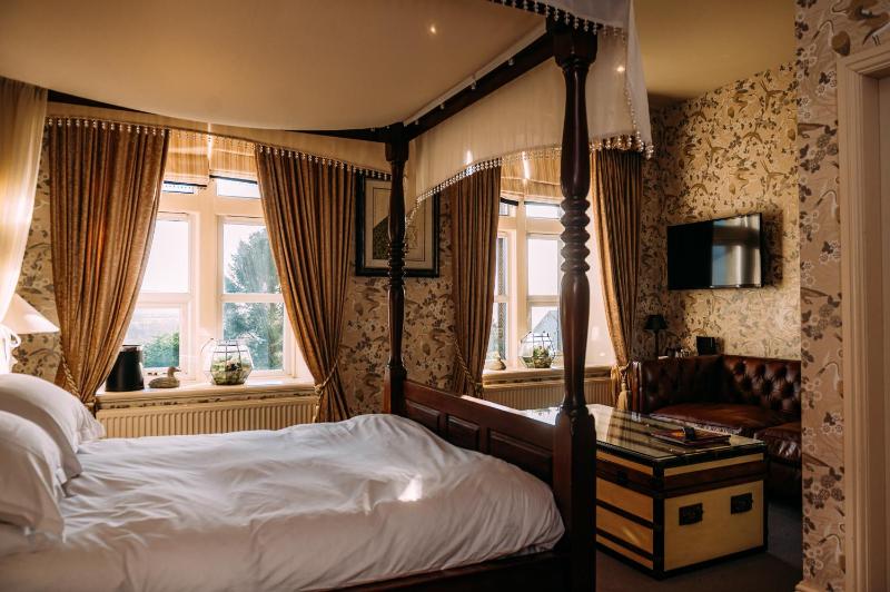 Suite Ensuite Four Poster image 2