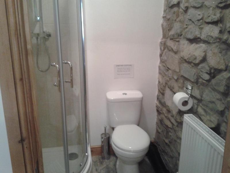 Twin Room with Shower image 4