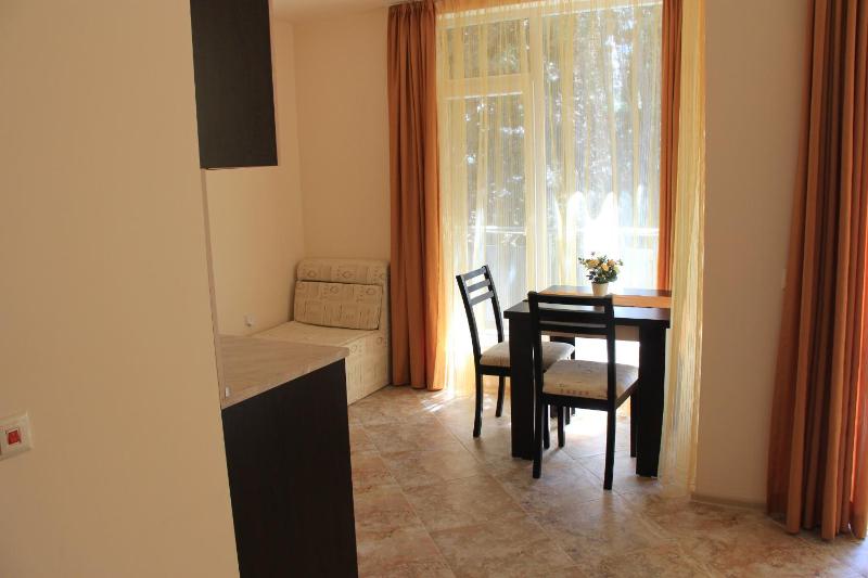 Studio with Balcony and Garden View image 3