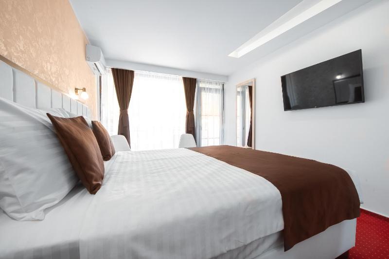 Double Room with Balcony image 4
