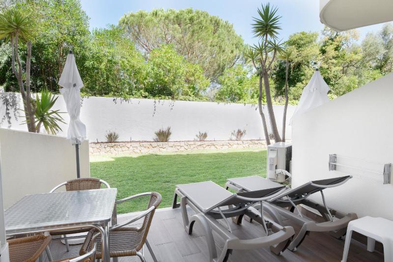 Premium One-Bedroom Apartment with Direct Garden Access image 2