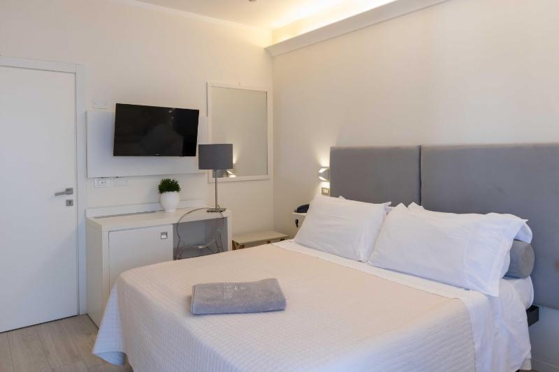 Double Room with Partial Sea View image 4