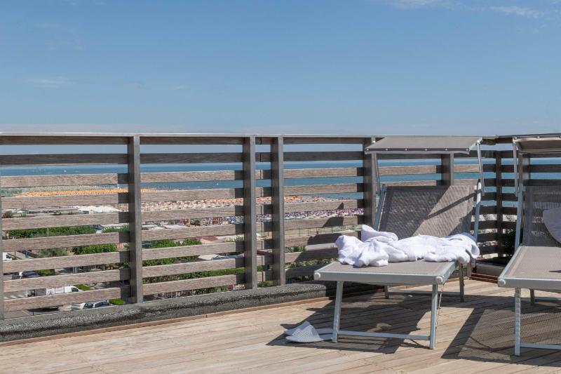 Single Room with Sea View image 4