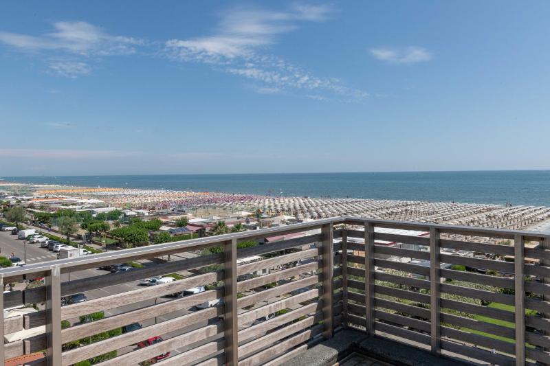 Single Room with Sea View image 3