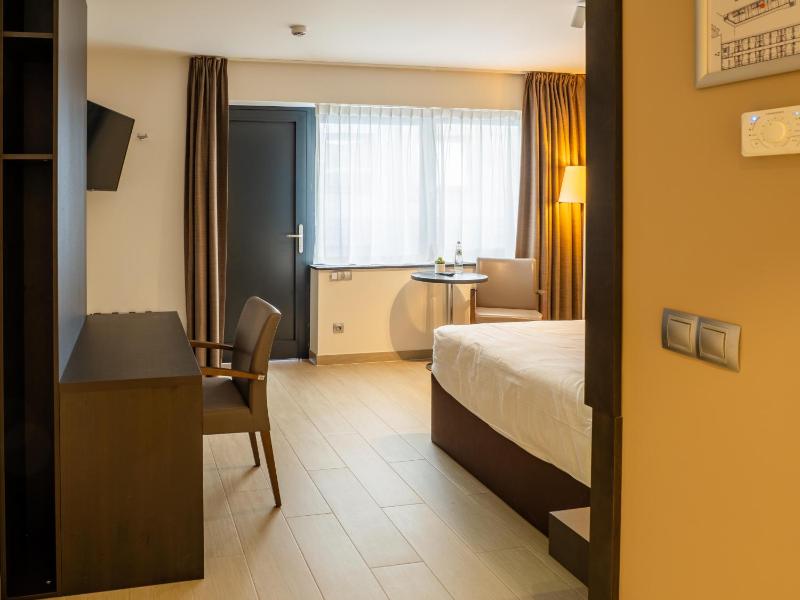 Standard Double Room image 3