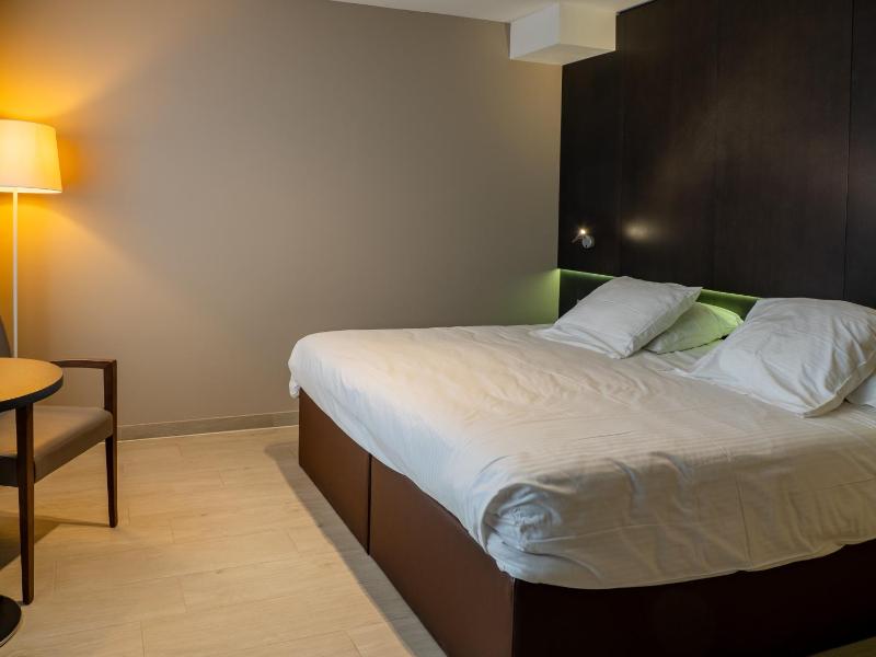 Standard Double Room image 4