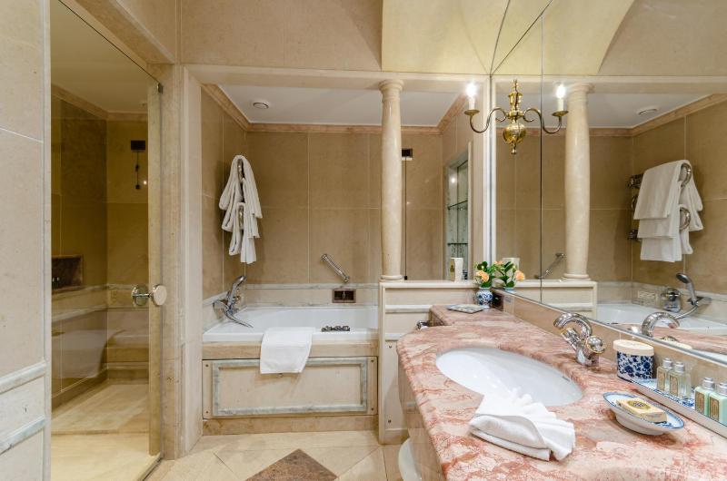 Palace Deluxe Room image 4